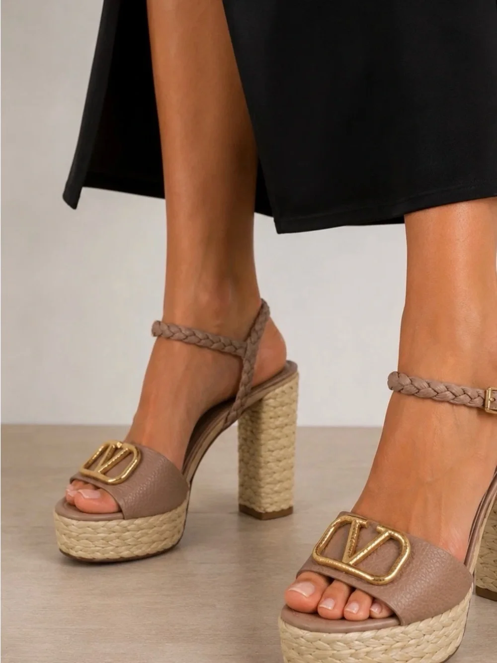 Designer inspired V Pink nude blush Pink Woven Platform straw Sandal size 7